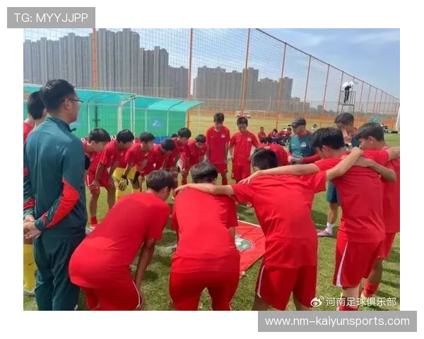 足球联赛在青训扶持中推动基层场馆改造与维护基金设立，足球协会训练基地